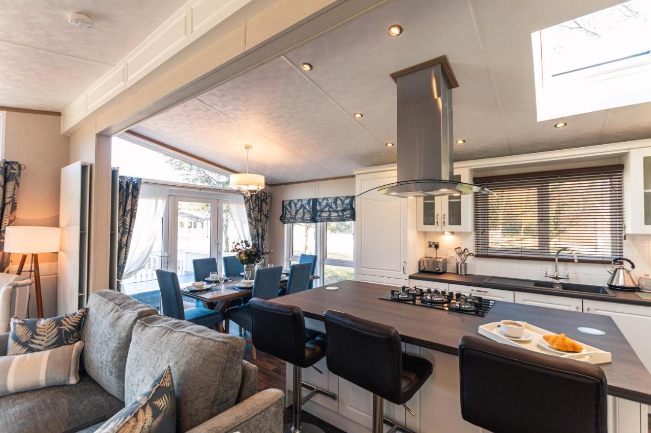 יורק Sutton Lodge With Hot Tub מראה חיצוני תמונה